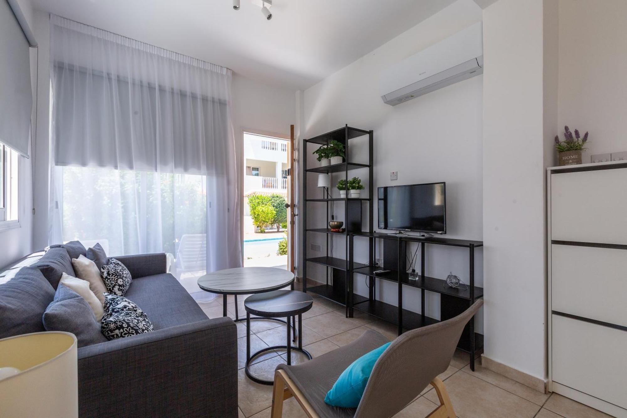 Beautiful One Bed Apartment In Пафос Екстер'єр фото